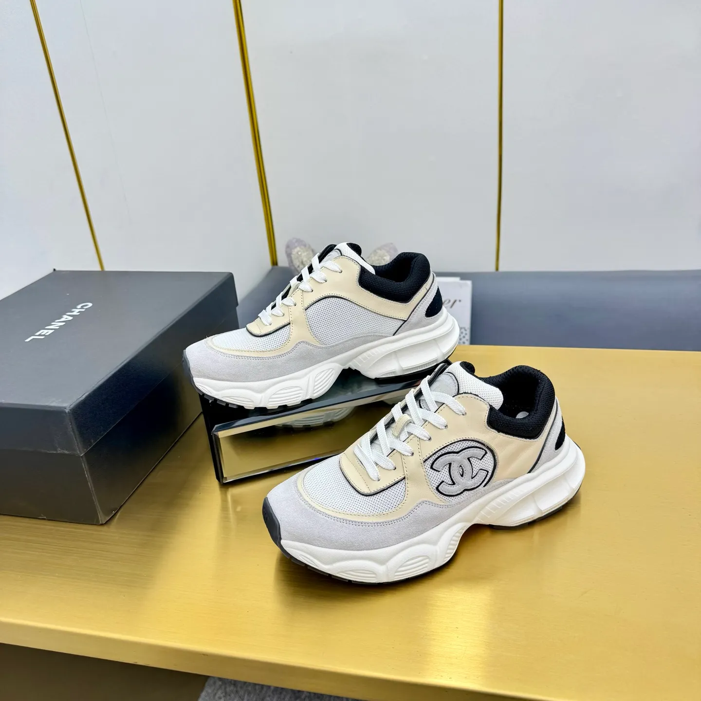p700🐮🐮Upgraded version, upgraded version, upgraded version! No rebuttal accepted! ! ! ! Chanel Chanel dad shoes, couples' model for men and women - 2025 top casual sneakers in the counter. This classic design; the upper is electro-embroidered with various techniques; ❷The inner lining is made of: original Yangli + net ❸The outsole is based on: the original TPU combination outsole. The full set of boutique packaging for women 35–41